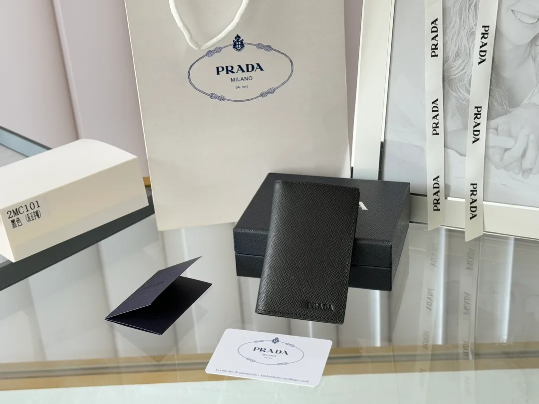 Prada cross pattern unisex card holder, can be placed in pockets, bags, and can be held in the hand. Made of cross pattern imported calfskin, pocket card holder, can hold change, 6 card slots, simple, elegant and fashionable. Model 2MC101, color as shown in the picture, size 11×7cm, original quality