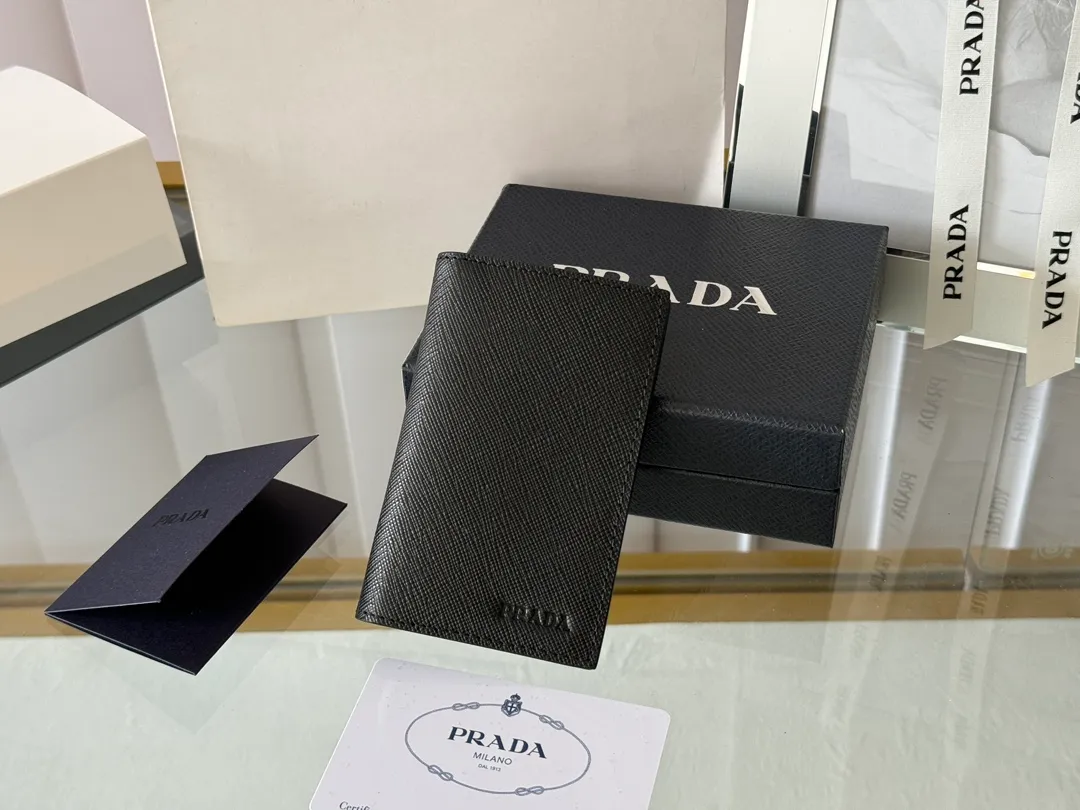 Prada cross pattern unisex card holder, can be placed in pockets, bags, and can be held in the hand. Made of cross pattern imported calfskin, pocket card holder, can hold change, 6 card slots, simple, elegant and fashionable. Model 2MC101, color as shown in the picture, size 11×7cm, original quality