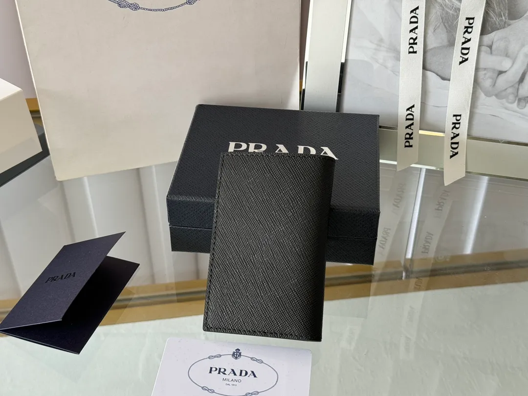 Prada cross pattern unisex card holder, can be placed in pockets, bags, and can be held in the hand. Made of cross pattern imported calfskin, pocket card holder, can hold change, 6 card slots, simple, elegant and fashionable. Model 2MC101, color as shown in the picture, size 11×7cm, original quality
