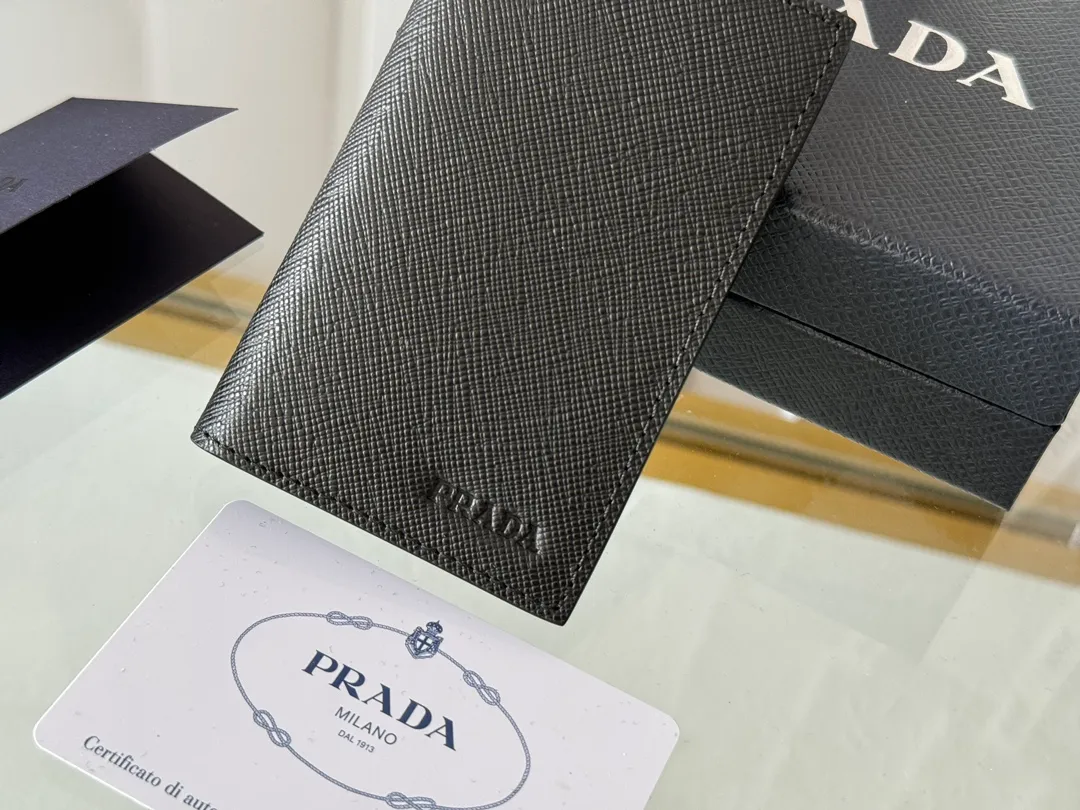 Prada cross pattern unisex card holder, can be placed in pockets, bags, and can be held in the hand. Made of cross pattern imported calfskin, pocket card holder, can hold change, 6 card slots, simple, elegant and fashionable. Model 2MC101, color as shown in the picture, size 11×7cm, original quality