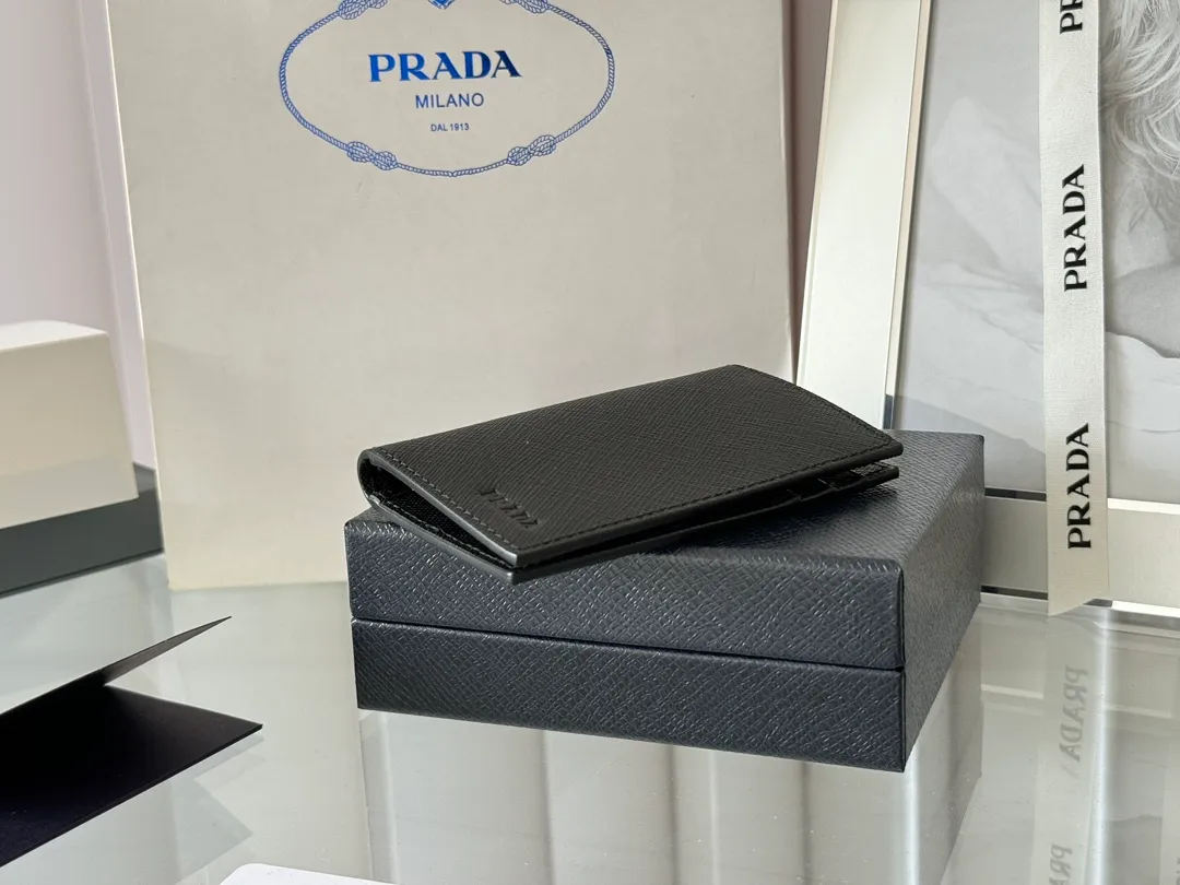Prada cross pattern unisex card holder, can be placed in pockets, bags, and can be held in the hand. Made of cross pattern imported calfskin, pocket card holder, can hold change, 6 card slots, simple, elegant and fashionable. Model 2MC101, color as shown in the picture, size 11×7cm, original quality