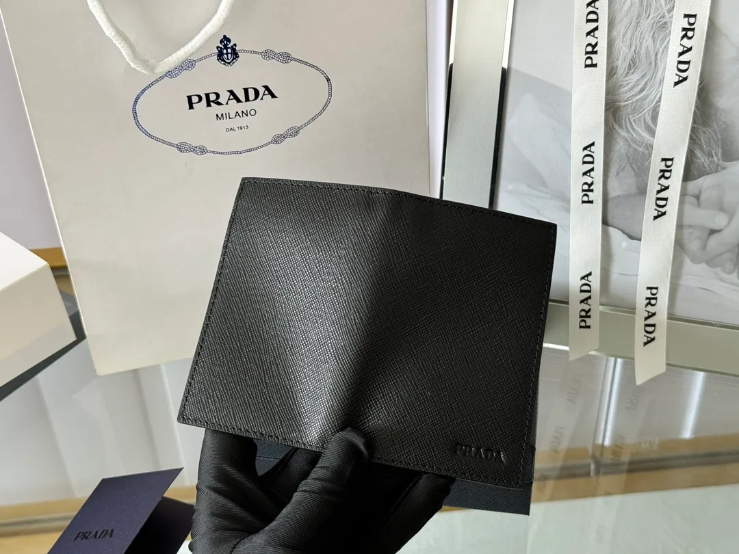 Prada cross pattern unisex card holder, can be placed in pockets, bags, and can be held in the hand. Made of cross pattern imported calfskin, pocket card holder, can hold change, 6 card slots, simple, elegant and fashionable. Model 2MC101, color as shown in the picture, size 11×7cm, original quality