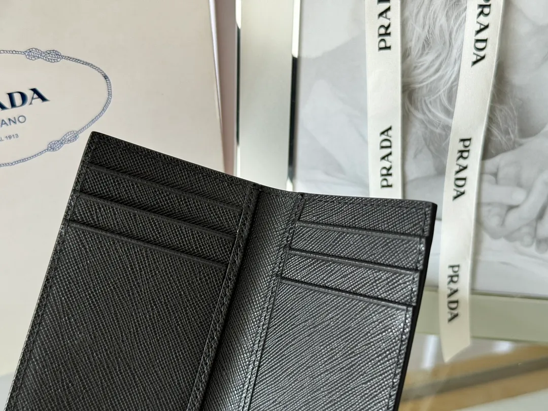 Prada cross pattern unisex card holder, can be placed in pockets, bags, and can be held in the hand. Made of cross pattern imported calfskin, pocket card holder, can hold change, 6 card slots, simple, elegant and fashionable. Model 2MC101, color as shown in the picture, size 11×7cm, original quality