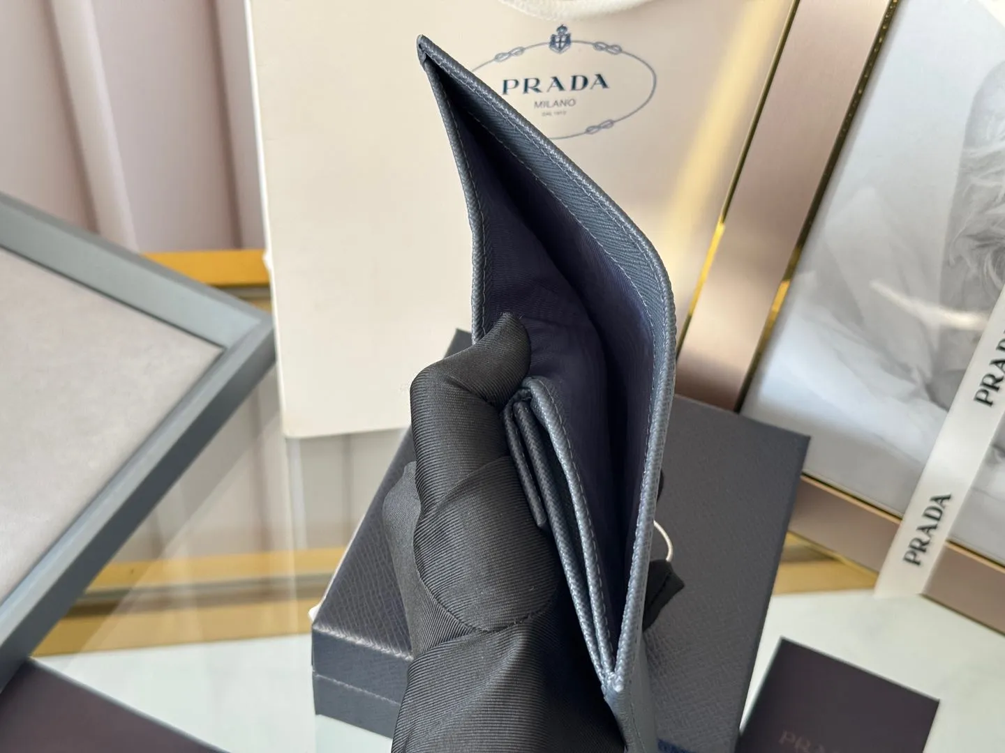 Prada women's two-fold short clip, with coin pocket and coin pocket. Model 1M0204, cross-grain cowhide. Size: 11.2x9.5cm. Simple and practical to enhance personal taste.