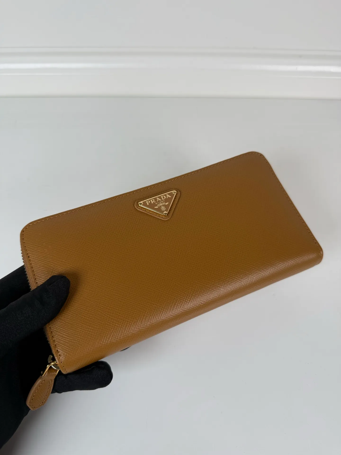 💰560, P Home➡️Cross-grain single zipper wallet, caramel color, model 1ML506, yuan quality, made of cross-grain cowhide, size 20×10.3cm, 175 steel stamp, exquisite workmanship as shown in the picture