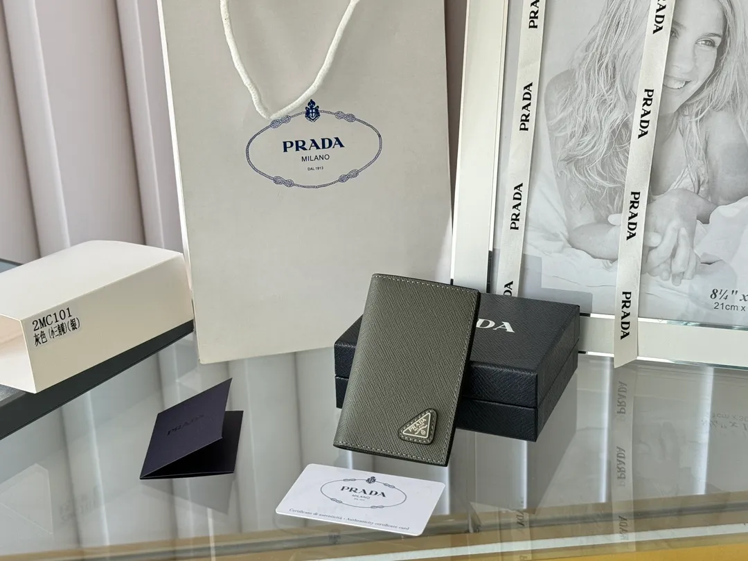 Prada cross pattern unisex card holder, can be placed in pockets, bags, and can be held in the hand. Made of cross pattern imported calfskin, pocket card holder, can hold change, 6 card slots, simple, elegant and fashionable. Model 2MC101, color as shown in the picture, size 11×7cm, original quality