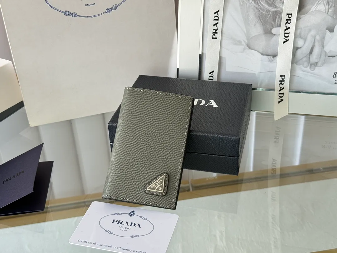 Prada cross pattern unisex card holder, can be placed in pockets, bags, and can be held in the hand. Made of cross pattern imported calfskin, pocket card holder, can hold change, 6 card slots, simple, elegant and fashionable. Model 2MC101, color as shown in the picture, size 11×7cm, original quality