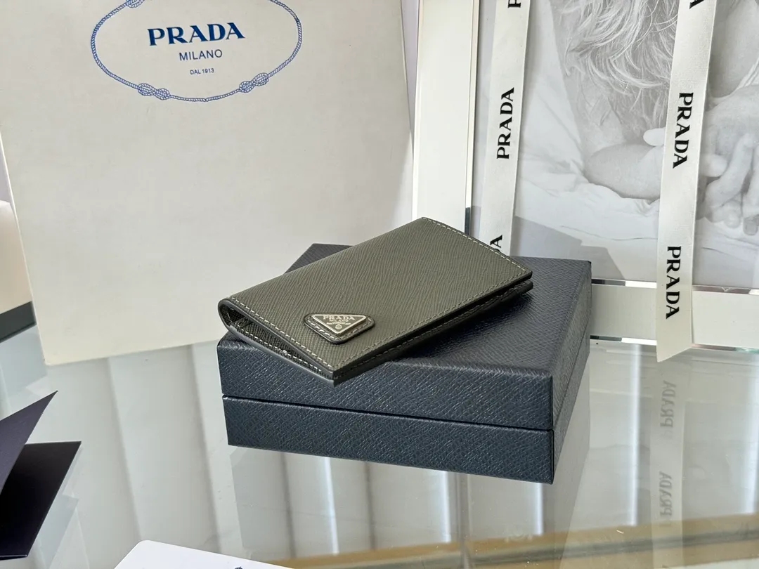 Prada cross pattern unisex card holder, can be placed in pockets, bags, and can be held in the hand. Made of cross pattern imported calfskin, pocket card holder, can hold change, 6 card slots, simple, elegant and fashionable. Model 2MC101, color as shown in the picture, size 11×7cm, original quality
