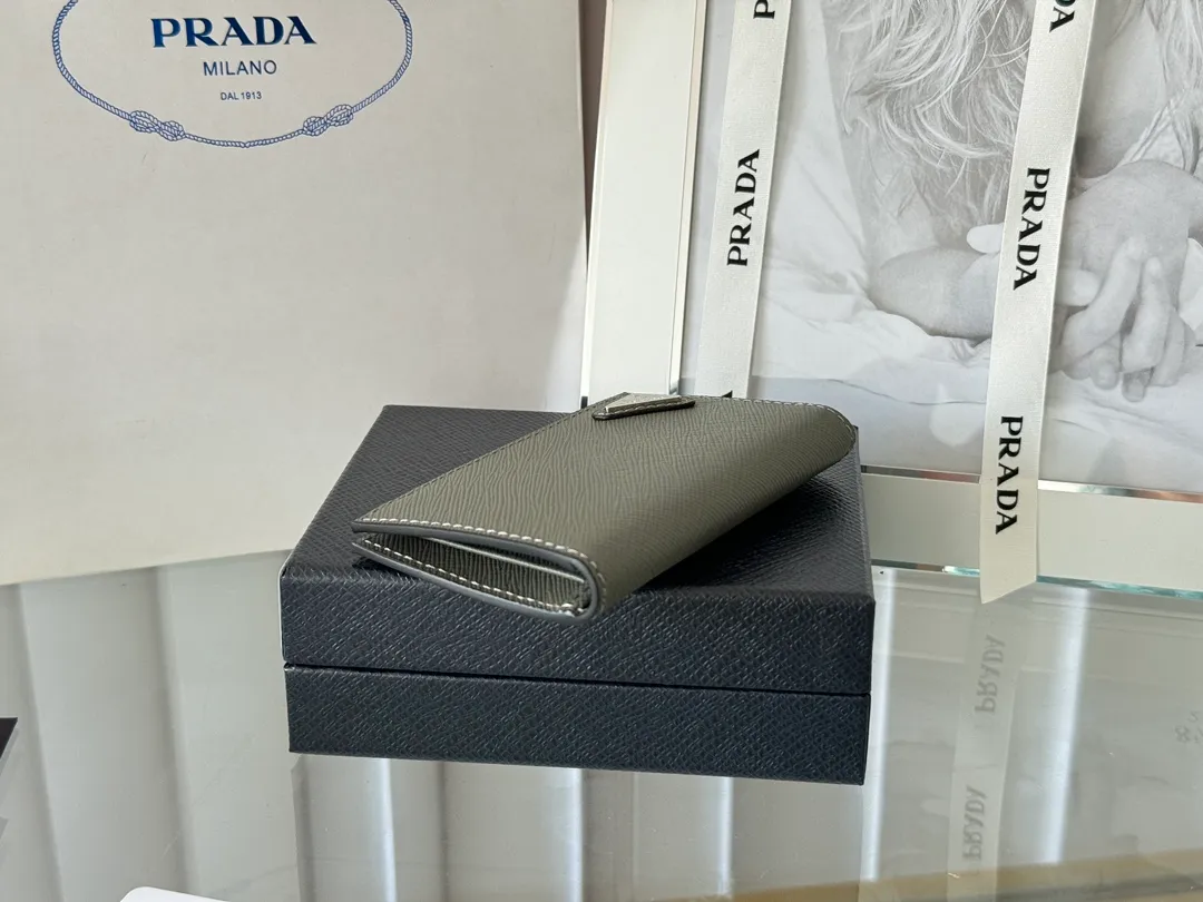 Prada cross pattern unisex card holder, can be placed in pockets, bags, and can be held in the hand. Made of cross pattern imported calfskin, pocket card holder, can hold change, 6 card slots, simple, elegant and fashionable. Model 2MC101, color as shown in the picture, size 11×7cm, original quality