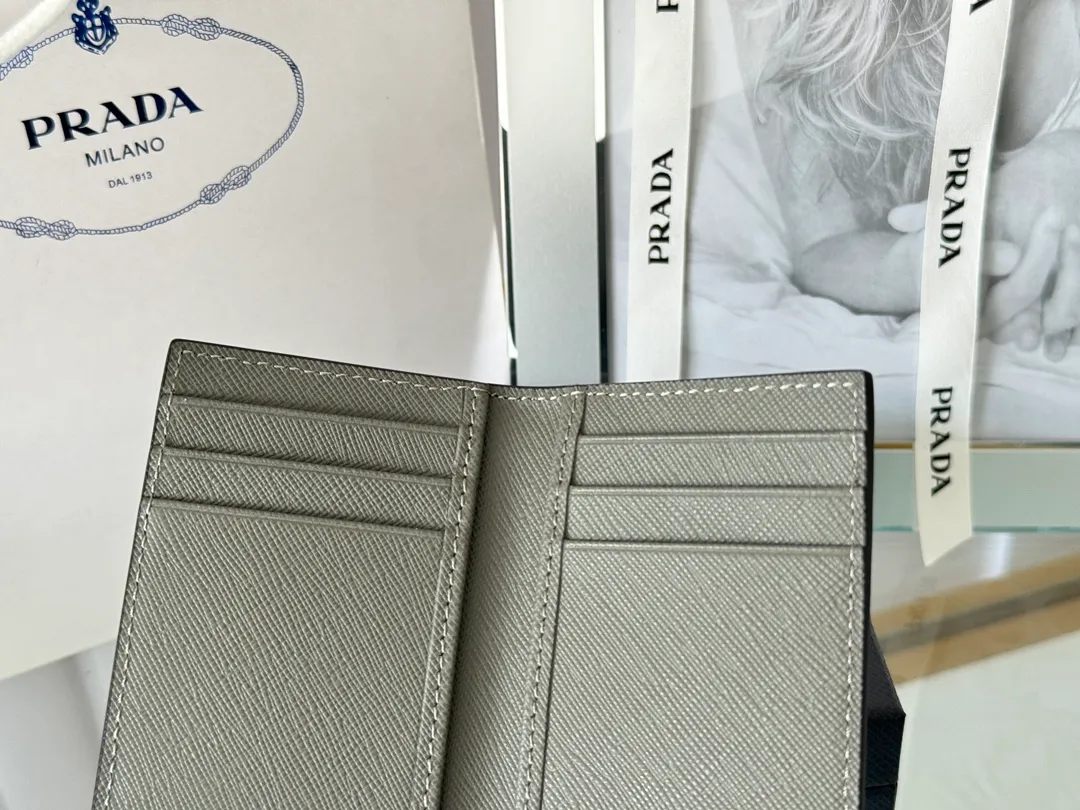 Prada cross pattern unisex card holder, can be placed in pockets, bags, and can be held in the hand. Made of cross pattern imported calfskin, pocket card holder, can hold change, 6 card slots, simple, elegant and fashionable. Model 2MC101, color as shown in the picture, size 11×7cm, original quality