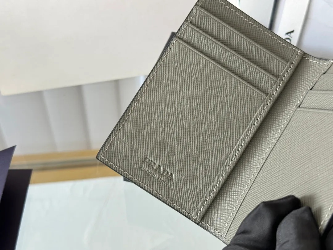 Prada cross pattern unisex card holder, can be placed in pockets, bags, and can be held in the hand. Made of cross pattern imported calfskin, pocket card holder, can hold change, 6 card slots, simple, elegant and fashionable. Model 2MC101, color as shown in the picture, size 11×7cm, original quality