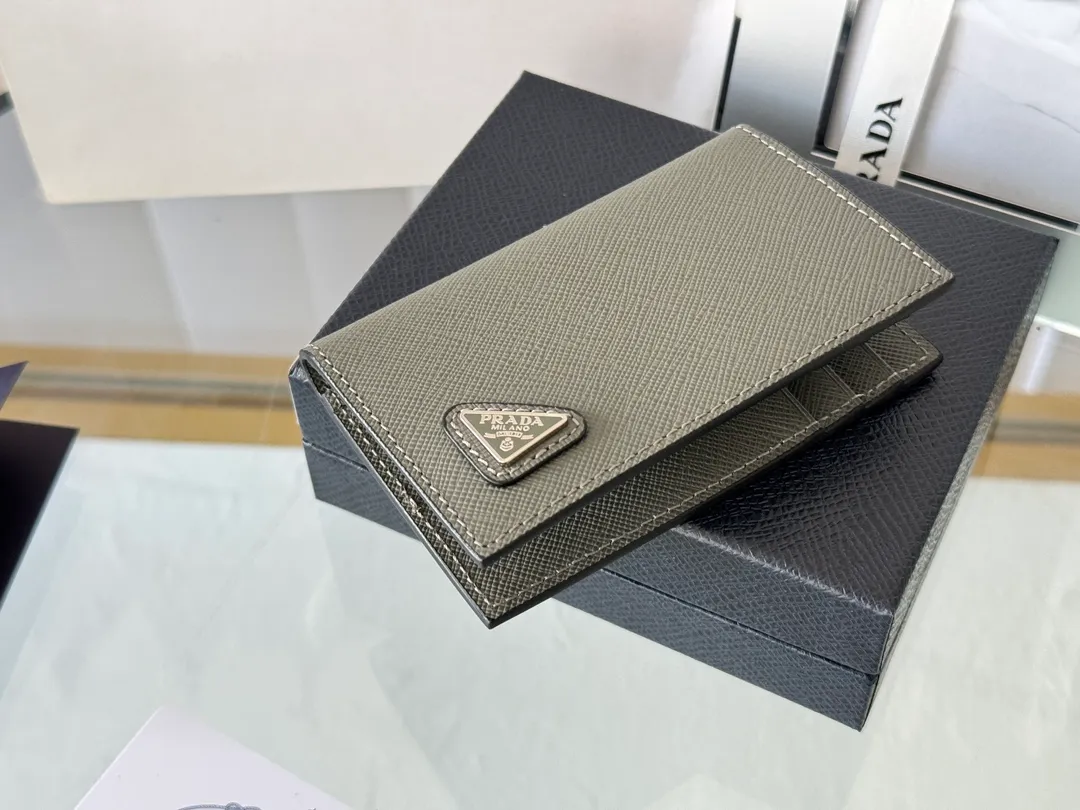 Prada cross pattern unisex card holder, can be placed in pockets, bags, and can be held in the hand. Made of cross pattern imported calfskin, pocket card holder, can hold change, 6 card slots, simple, elegant and fashionable. Model 2MC101, color as shown in the picture, size 11×7cm, original quality