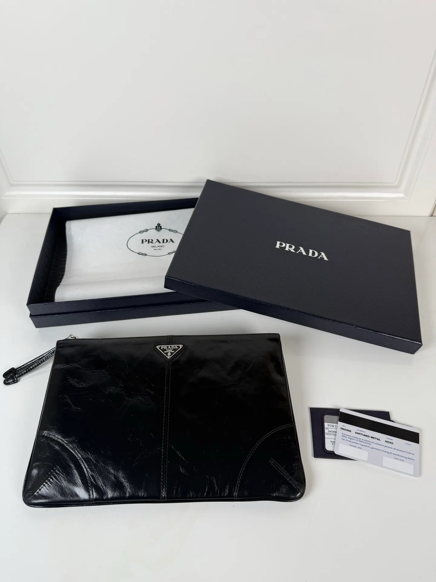 💰700, P Home 🎉 Oil wax leather handbag 🎉 2NH006A large oil wax hand bag, original item 👍👍 Made of imported wax leather material, bag zipper opening and closing, polished stainless steel metal hardware, internal logo, external triangle logo, both practicality and unique design style, looking extraordinarily fashionable and elegant 👏👏 Length 28x Height 18cm
