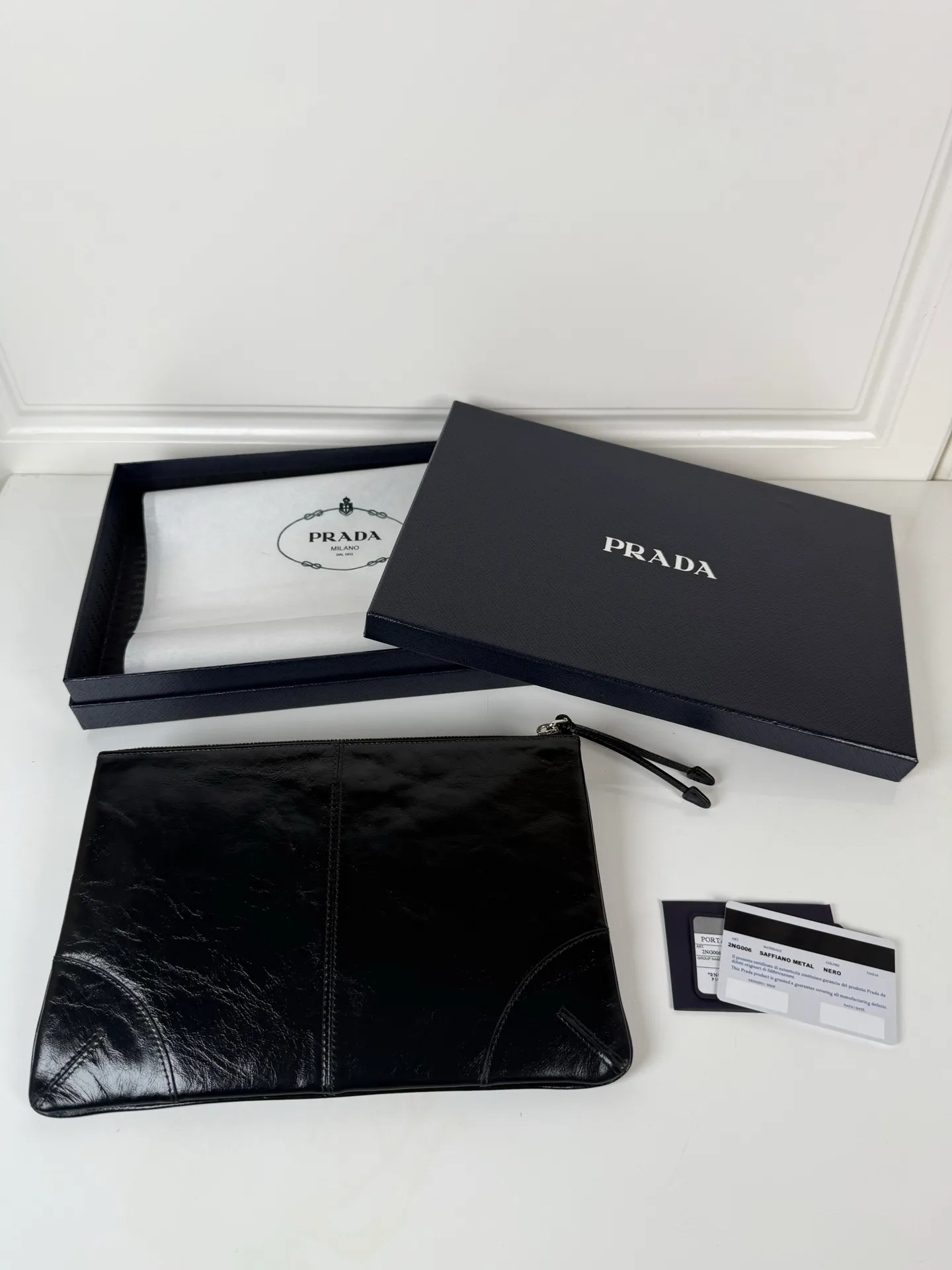 💰700, P Home 🎉 Oil wax leather handbag 🎉 2NH006A large oil wax hand bag, original item 👍👍 Made of imported wax leather material, bag zipper opening and closing, polished stainless steel metal hardware, internal logo, external triangle logo, both practicality and unique design style, looking extraordinarily fashionable and elegant 👏👏 Length 28x Height 18cm