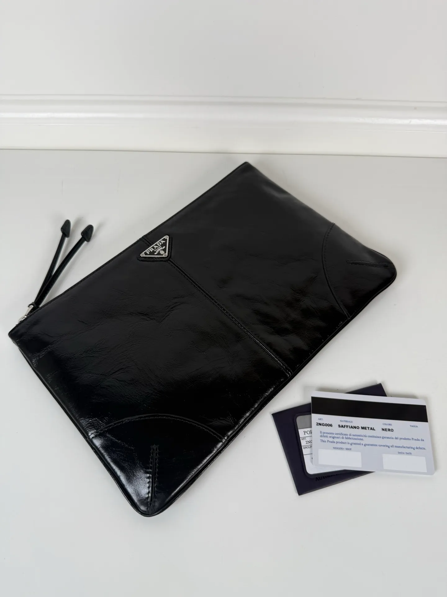 💰700, P Home 🎉 Oil wax leather handbag 🎉 2NH006A large oil wax hand bag, original item 👍👍 Made of imported wax leather material, bag zipper opening and closing, polished stainless steel metal hardware, internal logo, external triangle logo, both practicality and unique design style, looking extraordinarily fashionable and elegant 👏👏 Length 28x Height 18cm