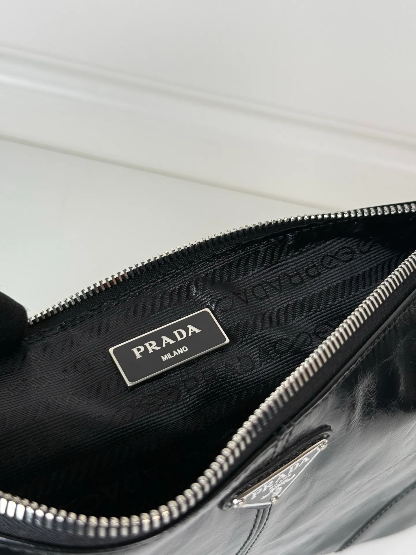 💰700, P Home 🎉 Oil wax leather handbag 🎉 2NH006A large oil wax hand bag, original item 👍👍 Made of imported wax leather material, bag zipper opening and closing, polished stainless steel metal hardware, internal logo, external triangle logo, both practicality and unique design style, looking extraordinarily fashionable and elegant 👏👏 Length 28x Height 18cm