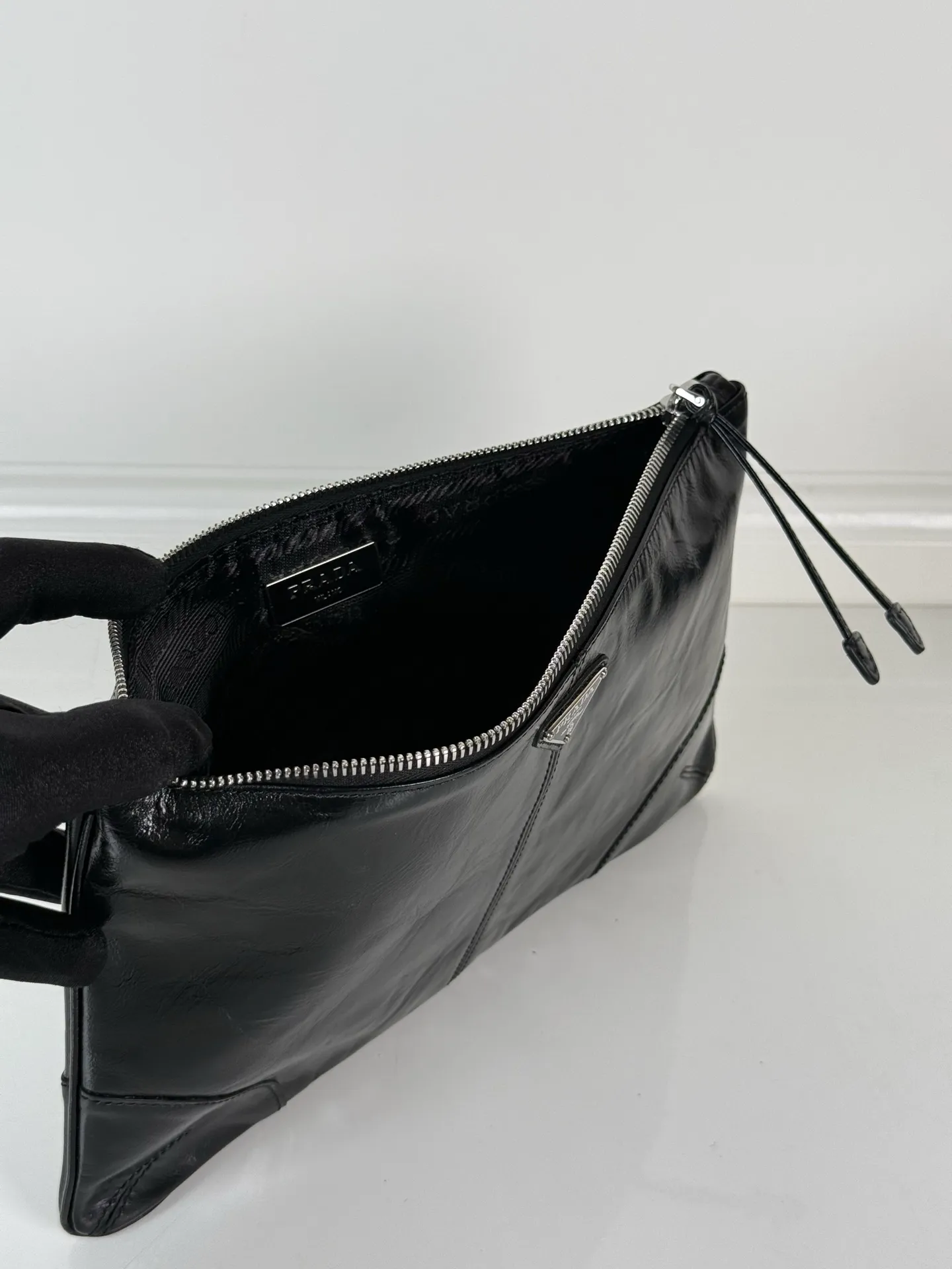 💰700, P Home 🎉 Oil wax leather handbag 🎉 2NH006A large oil wax hand bag, original item 👍👍 Made of imported wax leather material, bag zipper opening and closing, polished stainless steel metal hardware, internal logo, external triangle logo, both practicality and unique design style, looking extraordinarily fashionable and elegant 👏👏 Length 28x Height 18cm