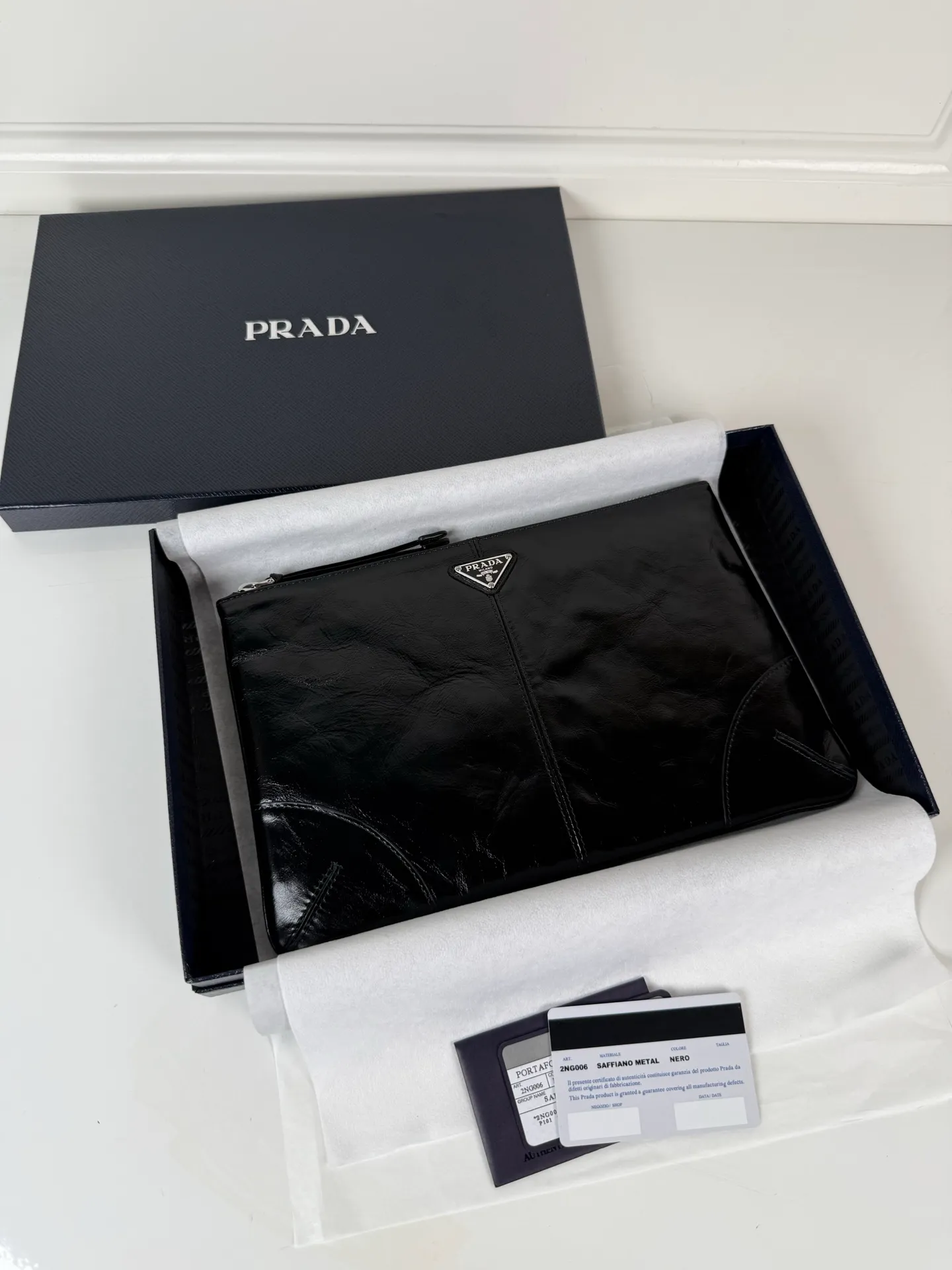 💰700, P Home 🎉 Oil wax leather handbag 🎉 2NH006A large oil wax hand bag, original item 👍👍 Made of imported wax leather material, bag zipper opening and closing, polished stainless steel metal hardware, internal logo, external triangle logo, both practicality and unique design style, looking extraordinarily fashionable and elegant 👏👏 Length 28x Height 18cm
