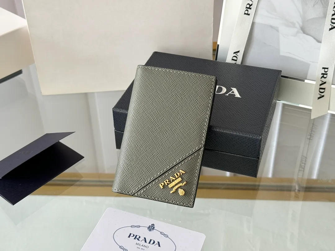 Prada cross pattern unisex card holder, can be placed in pockets, bags, and can be held in the hand. Made of cross pattern imported calfskin, pocket card holder, can hold change, 6 card slots, simple, elegant and fashionable. Model 2MC101, color as shown in the picture, size 11×7cm, original quality