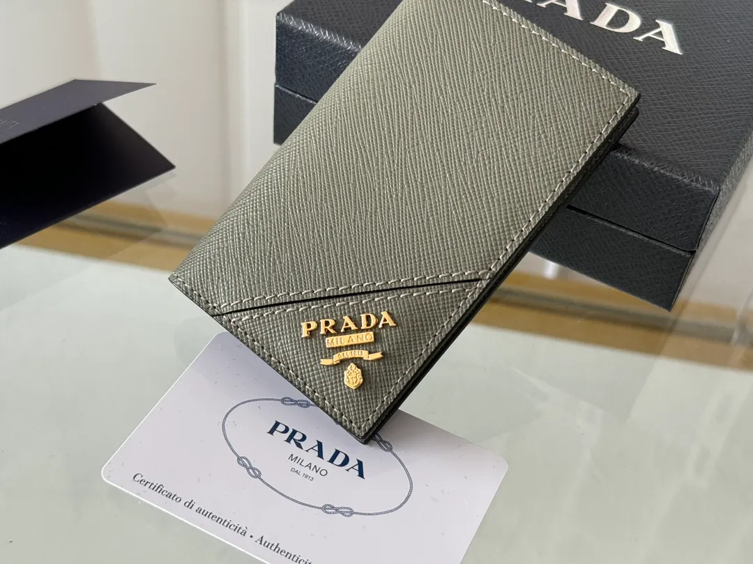 Prada cross pattern unisex card holder, can be placed in pockets, bags, and can be held in the hand. Made of cross pattern imported calfskin, pocket card holder, can hold change, 6 card slots, simple, elegant and fashionable. Model 2MC101, color as shown in the picture, size 11×7cm, original quality