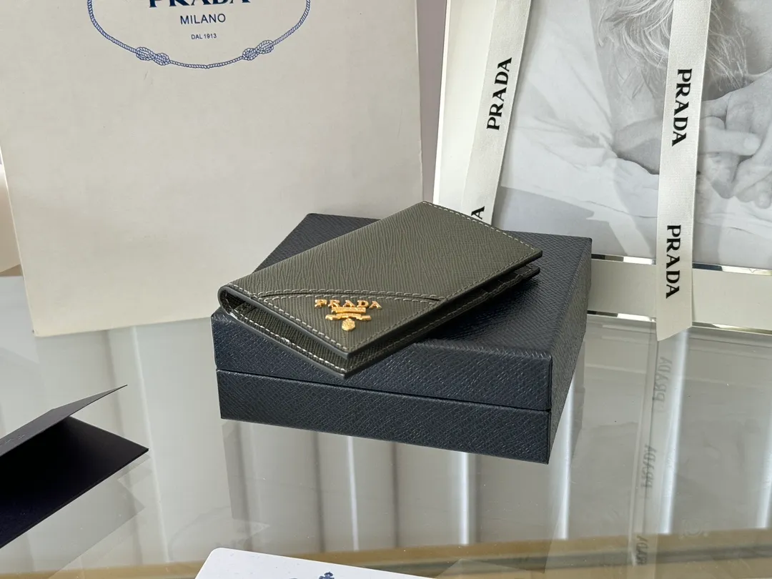 Prada cross pattern unisex card holder, can be placed in pockets, bags, and can be held in the hand. Made of cross pattern imported calfskin, pocket card holder, can hold change, 6 card slots, simple, elegant and fashionable. Model 2MC101, color as shown in the picture, size 11×7cm, original quality