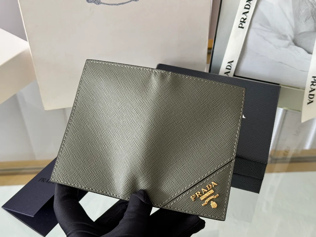 Prada cross pattern unisex card holder, can be placed in pockets, bags, and can be held in the hand. Made of cross pattern imported calfskin, pocket card holder, can hold change, 6 card slots, simple, elegant and fashionable. Model 2MC101, color as shown in the picture, size 11×7cm, original quality