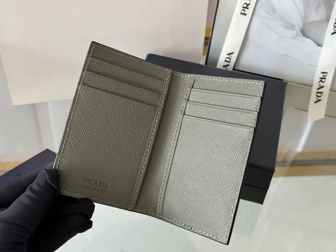Prada cross pattern unisex card holder, can be placed in pockets, bags, and can be held in the hand. Made of cross pattern imported calfskin, pocket card holder, can hold change, 6 card slots, simple, elegant and fashionable. Model 2MC101, color as shown in the picture, size 11×7cm, original quality