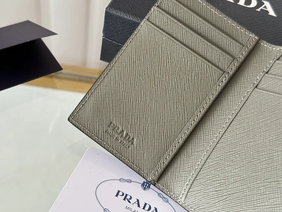 Prada cross pattern unisex card holder, can be placed in pockets, bags, and can be held in the hand. Made of cross pattern imported calfskin, pocket card holder, can hold change, 6 card slots, simple, elegant and fashionable. Model 2MC101, color as shown in the picture, size 11×7cm, original quality