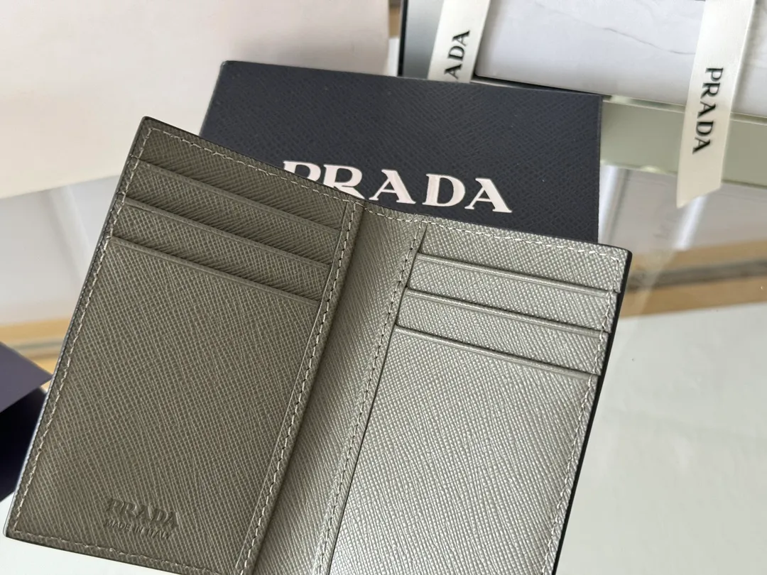 Prada cross pattern unisex card holder, can be placed in pockets, bags, and can be held in the hand. Made of cross pattern imported calfskin, pocket card holder, can hold change, 6 card slots, simple, elegant and fashionable. Model 2MC101, color as shown in the picture, size 11×7cm, original quality