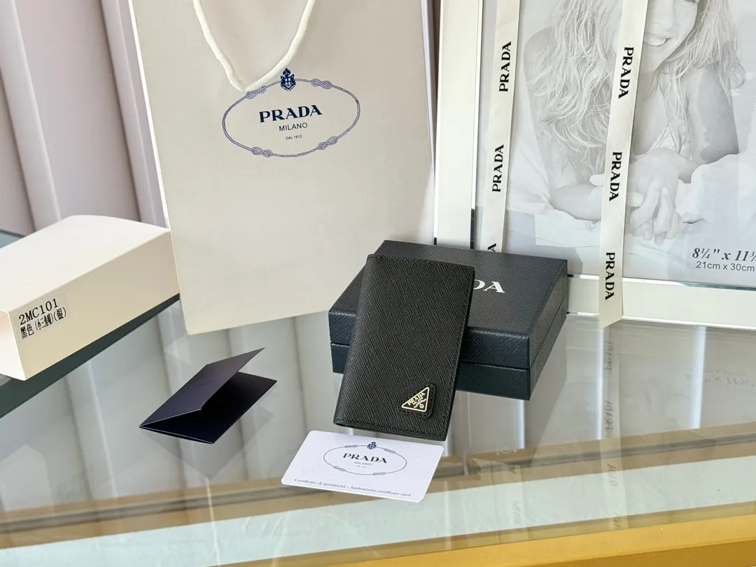 Prada cross pattern unisex card holder, can be placed in pockets, bags, and can be held in the hand. Made of cross pattern imported calfskin, pocket card holder, can hold change, 6 card slots, simple, elegant and fashionable. Model 2MC101, color as shown in the picture, size 11×7cm, original quality