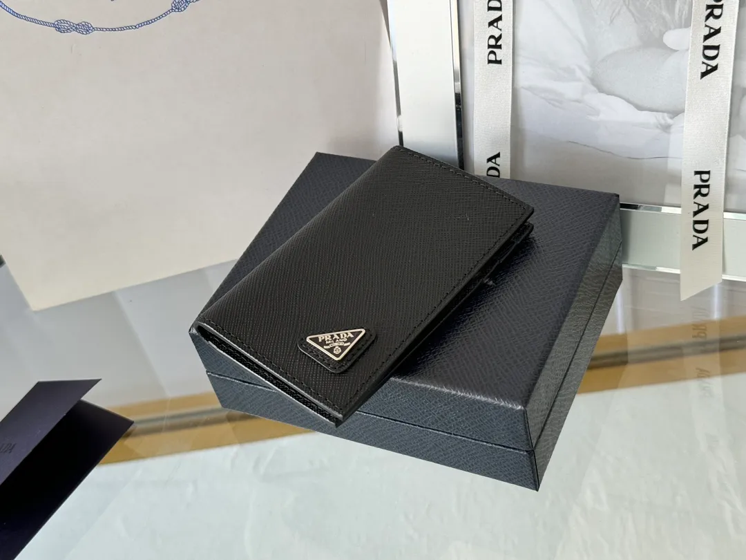 Prada cross pattern unisex card holder, can be placed in pockets, bags, and can be held in the hand. Made of cross pattern imported calfskin, pocket card holder, can hold change, 6 card slots, simple, elegant and fashionable. Model 2MC101, color as shown in the picture, size 11×7cm, original quality