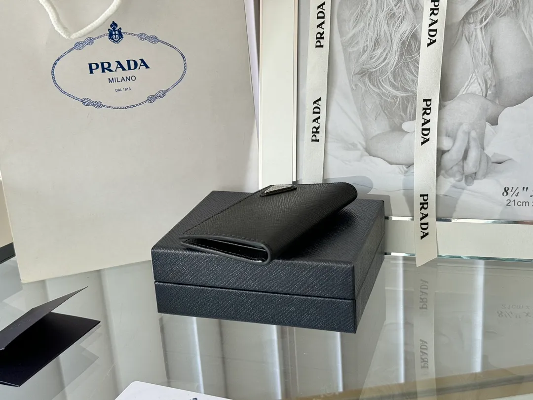Prada cross pattern unisex card holder, can be placed in pockets, bags, and can be held in the hand. Made of cross pattern imported calfskin, pocket card holder, can hold change, 6 card slots, simple, elegant and fashionable. Model 2MC101, color as shown in the picture, size 11×7cm, original quality