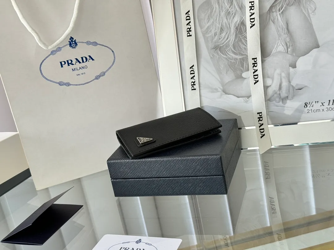 Prada cross pattern unisex card holder, can be placed in pockets, bags, and can be held in the hand. Made of cross pattern imported calfskin, pocket card holder, can hold change, 6 card slots, simple, elegant and fashionable. Model 2MC101, color as shown in the picture, size 11×7cm, original quality