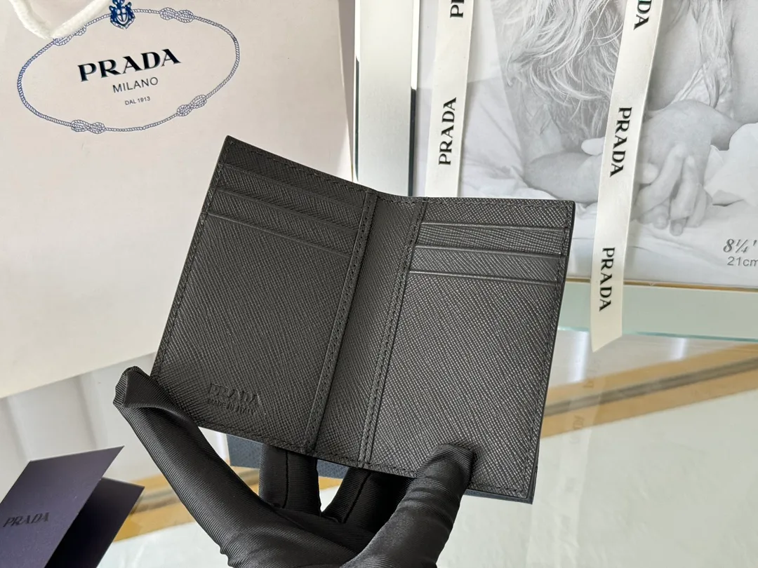 Prada cross pattern unisex card holder, can be placed in pockets, bags, and can be held in the hand. Made of cross pattern imported calfskin, pocket card holder, can hold change, 6 card slots, simple, elegant and fashionable. Model 2MC101, color as shown in the picture, size 11×7cm, original quality