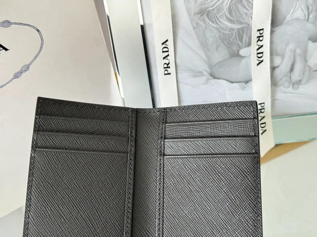 Prada cross pattern unisex card holder, can be placed in pockets, bags, and can be held in the hand. Made of cross pattern imported calfskin, pocket card holder, can hold change, 6 card slots, simple, elegant and fashionable. Model 2MC101, color as shown in the picture, size 11×7cm, original quality
