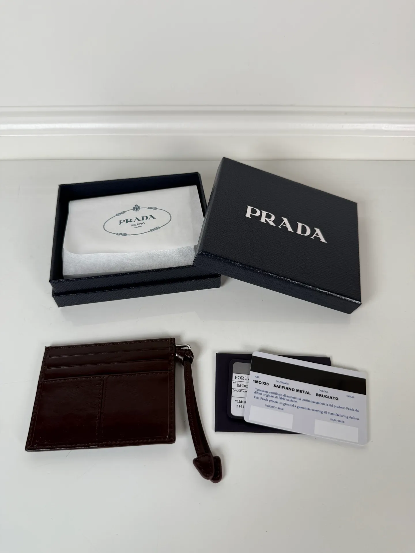 💰340, P Home ➡️ Small card holder for men and women, coffee color waxed leather triangle mark, model 1MC025, original quality, made of imported waxed leather, 6 card slots ➕ One middle compartment, can hold multiple cards and zeros 💰, size 11.2×8.5cm, taken in kind, what you see is what you get