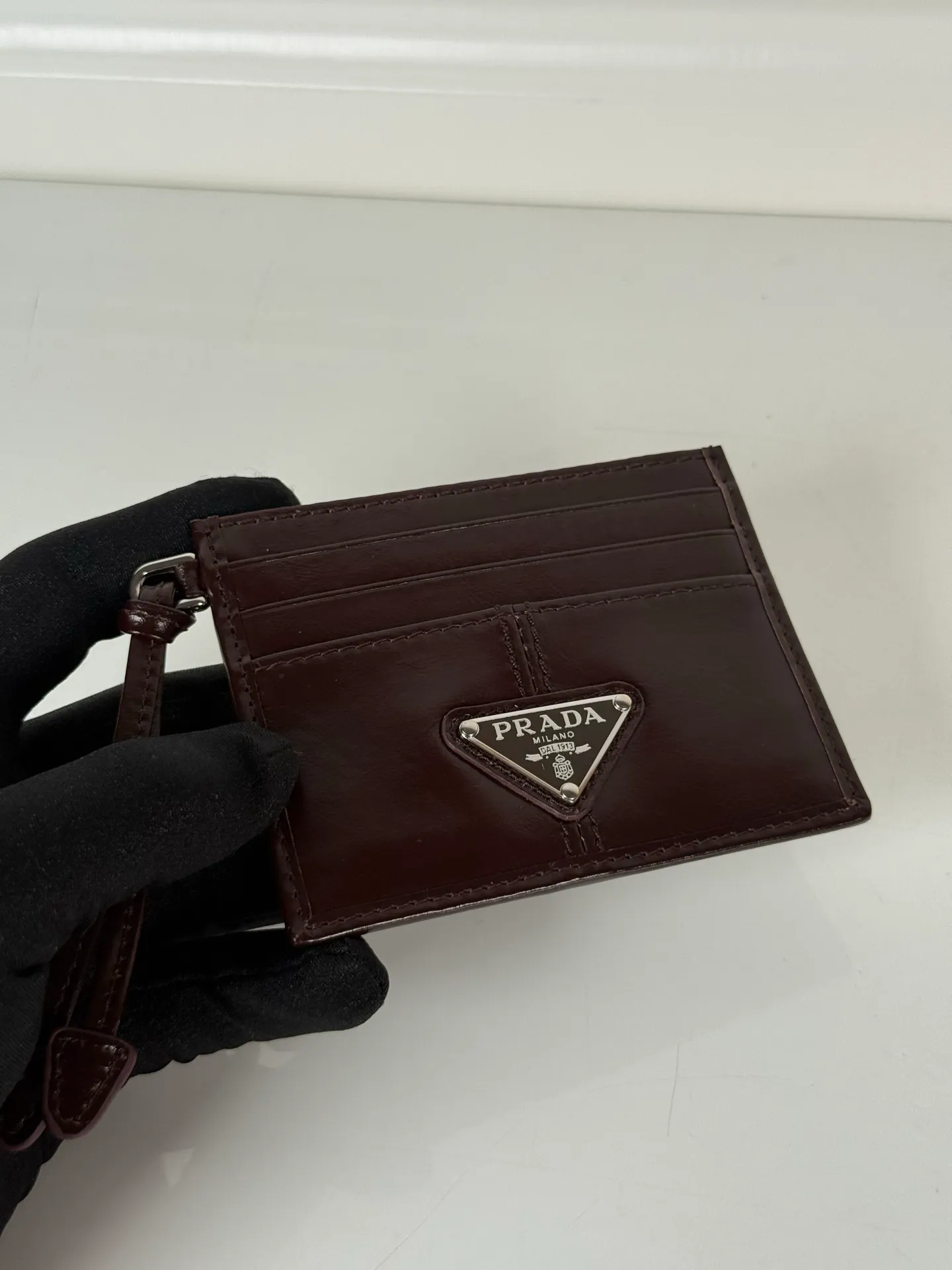 💰340, P Home ➡️ Small card holder for men and women, coffee color waxed leather triangle mark, model 1MC025, original quality, made of imported waxed leather, 6 card slots ➕ One middle compartment, can hold multiple cards and zeros 💰, size 11.2×8.5cm, taken in kind, what you see is what you get