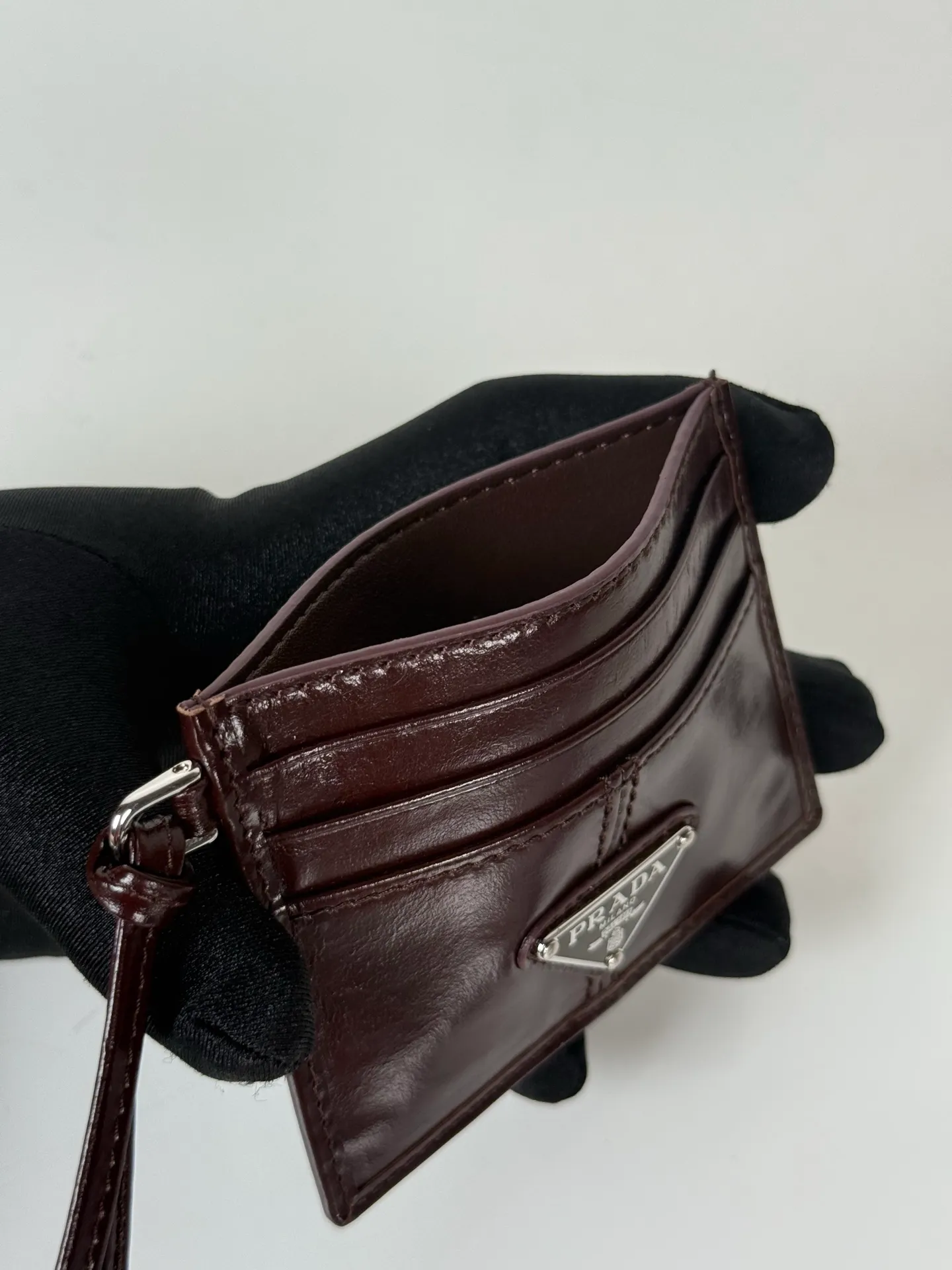 💰340, P Home ➡️ Small card holder for men and women, coffee color waxed leather triangle mark, model 1MC025, original quality, made of imported waxed leather, 6 card slots ➕ One middle compartment, can hold multiple cards and zeros 💰, size 11.2×8.5cm, taken in kind, what you see is what you get