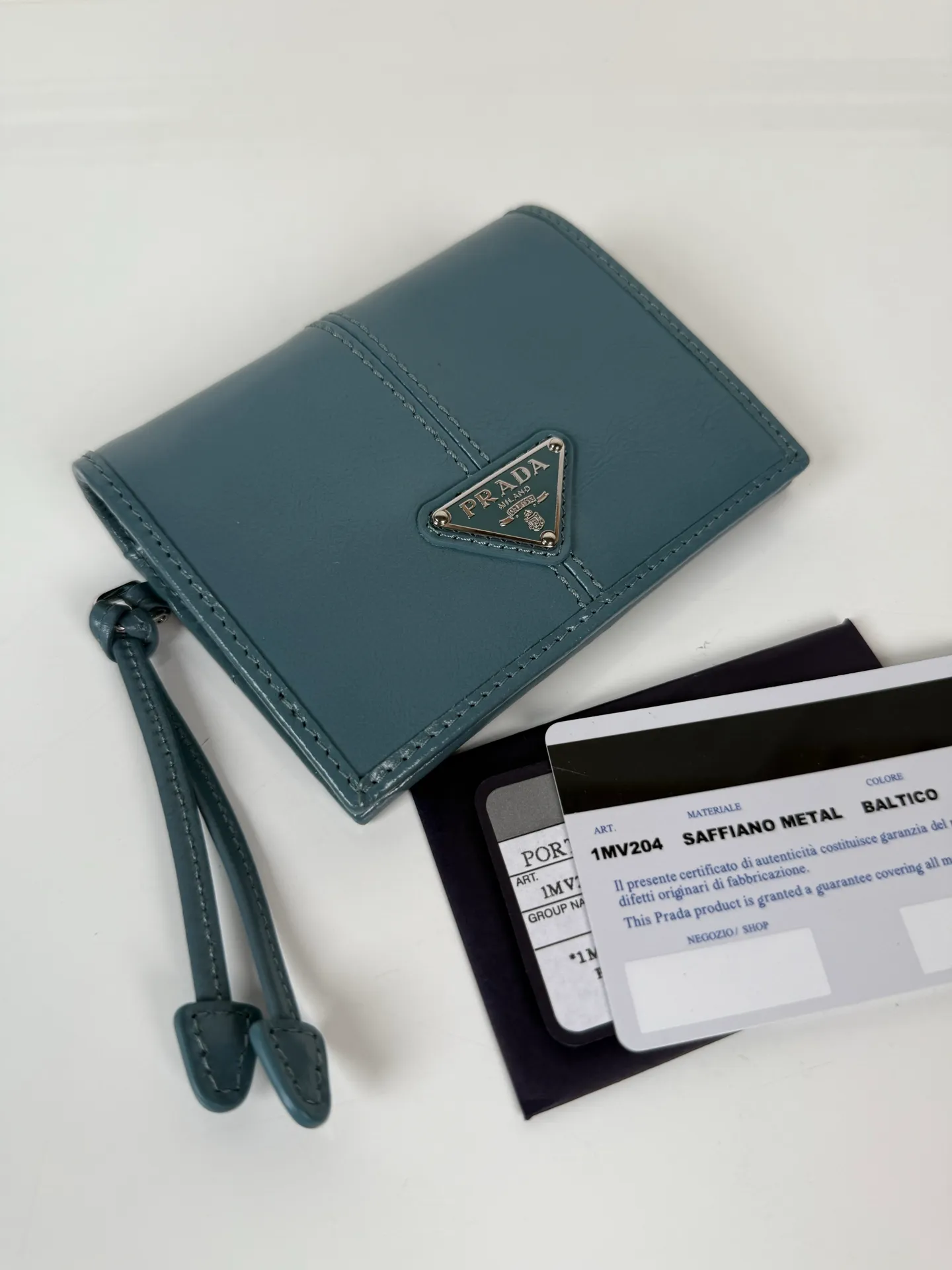 💰480, P Home ➡️Women's two-fold short clip, model 1M0204, blue waxed cowhide, length 11.2 height 9.5cm, simple and practical to enhance personal taste, 175 steel stamp