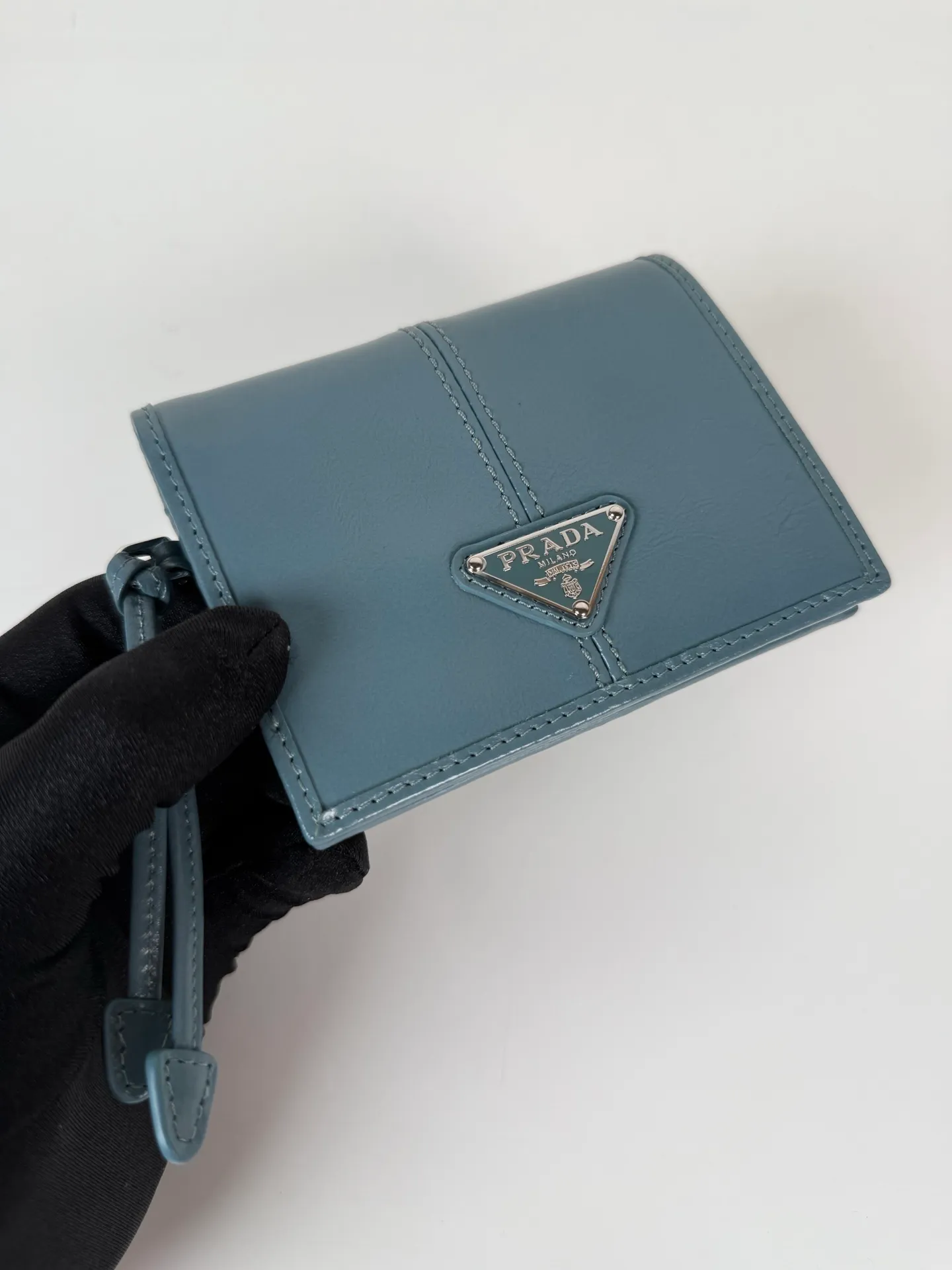 💰480, P Home ➡️Women's two-fold short clip, model 1M0204, blue waxed cowhide, length 11.2 height 9.5cm, simple and practical to enhance personal taste, 175 steel stamp