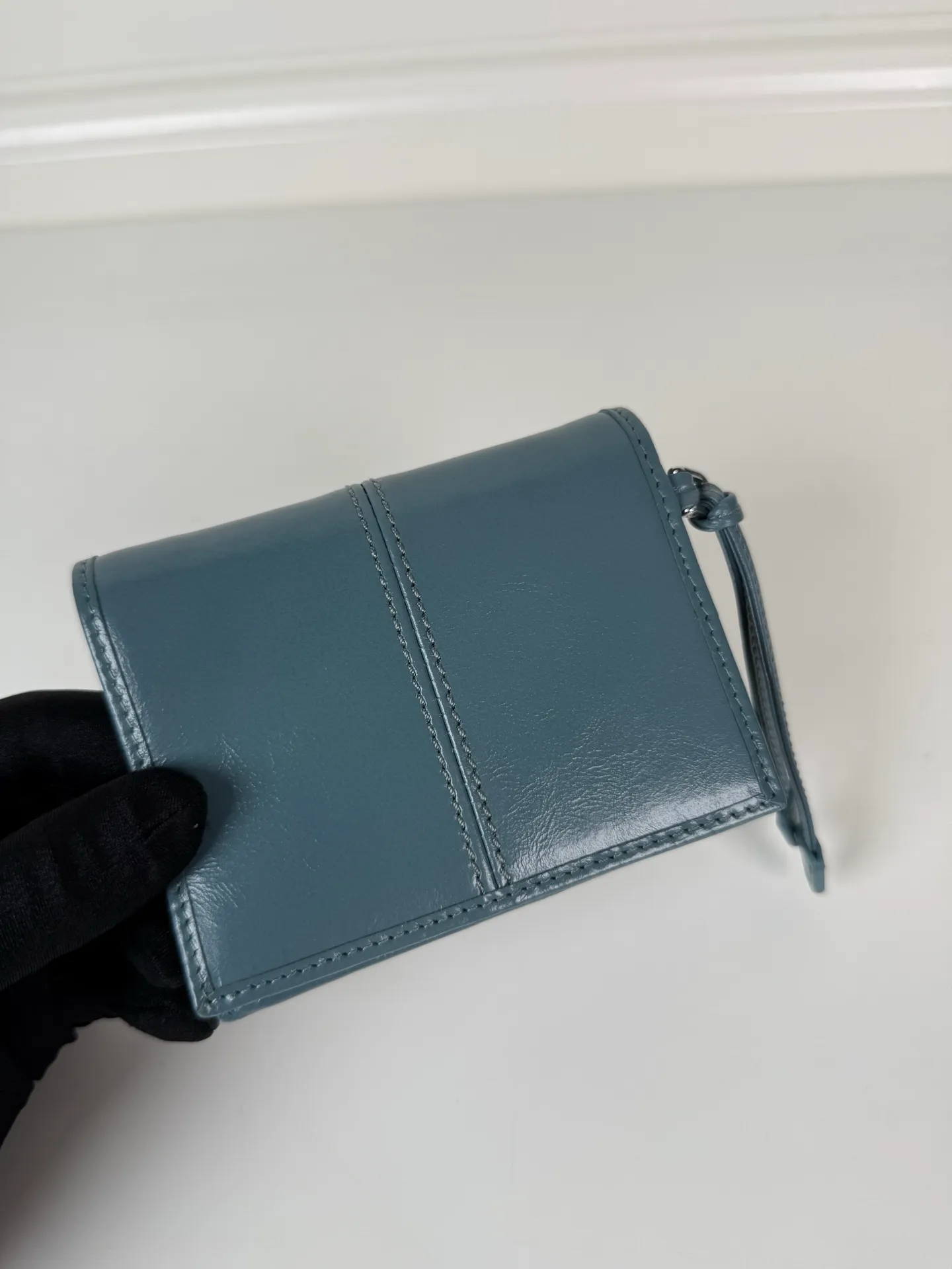 💰480, P Home ➡️Women's two-fold short clip, model 1M0204, blue waxed cowhide, length 11.2 height 9.5cm, simple and practical to enhance personal taste, 175 steel stamp