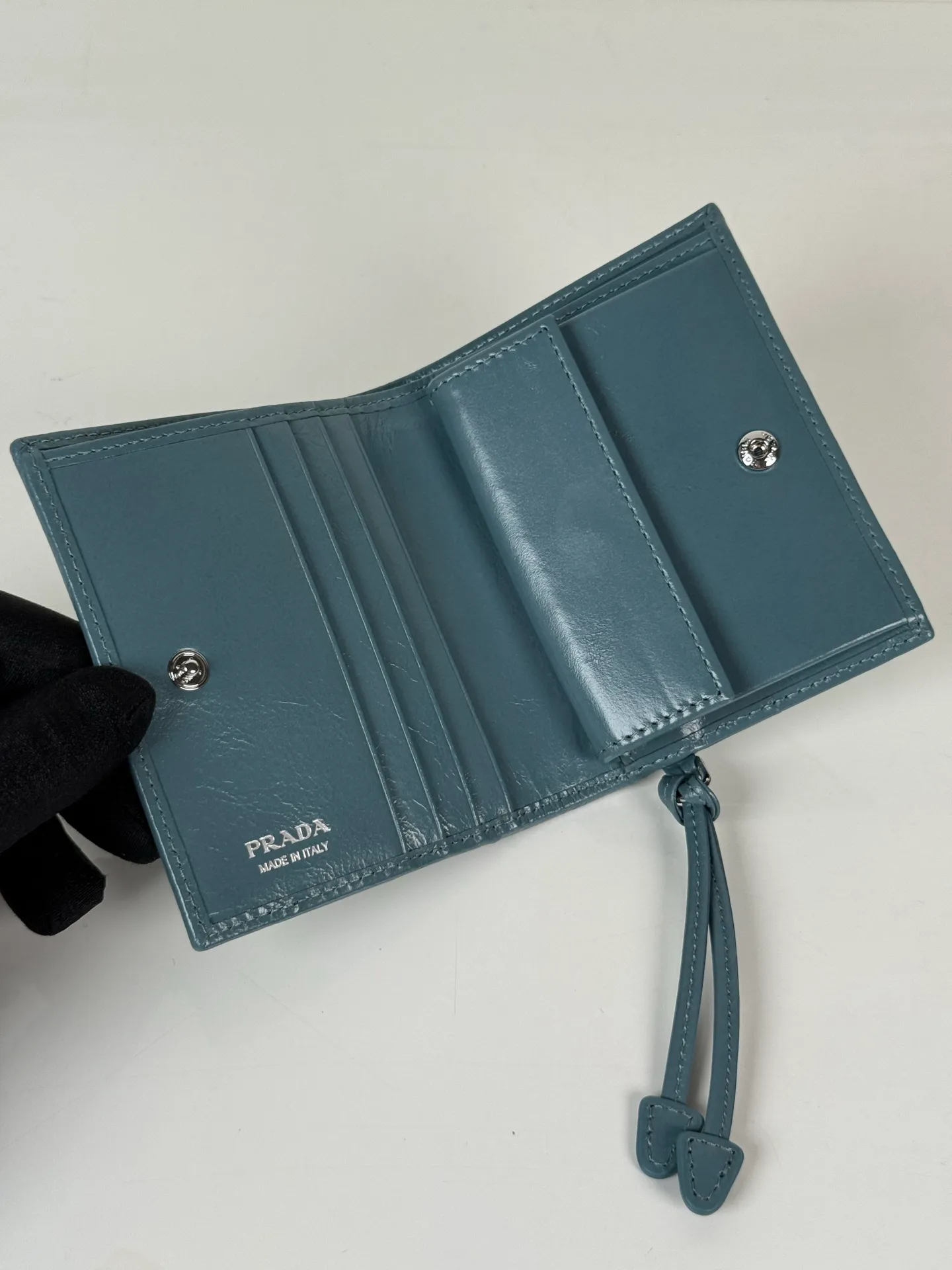 💰480, P Home ➡️Women's two-fold short clip, model 1M0204, blue waxed cowhide, length 11.2 height 9.5cm, simple and practical to enhance personal taste, 175 steel stamp