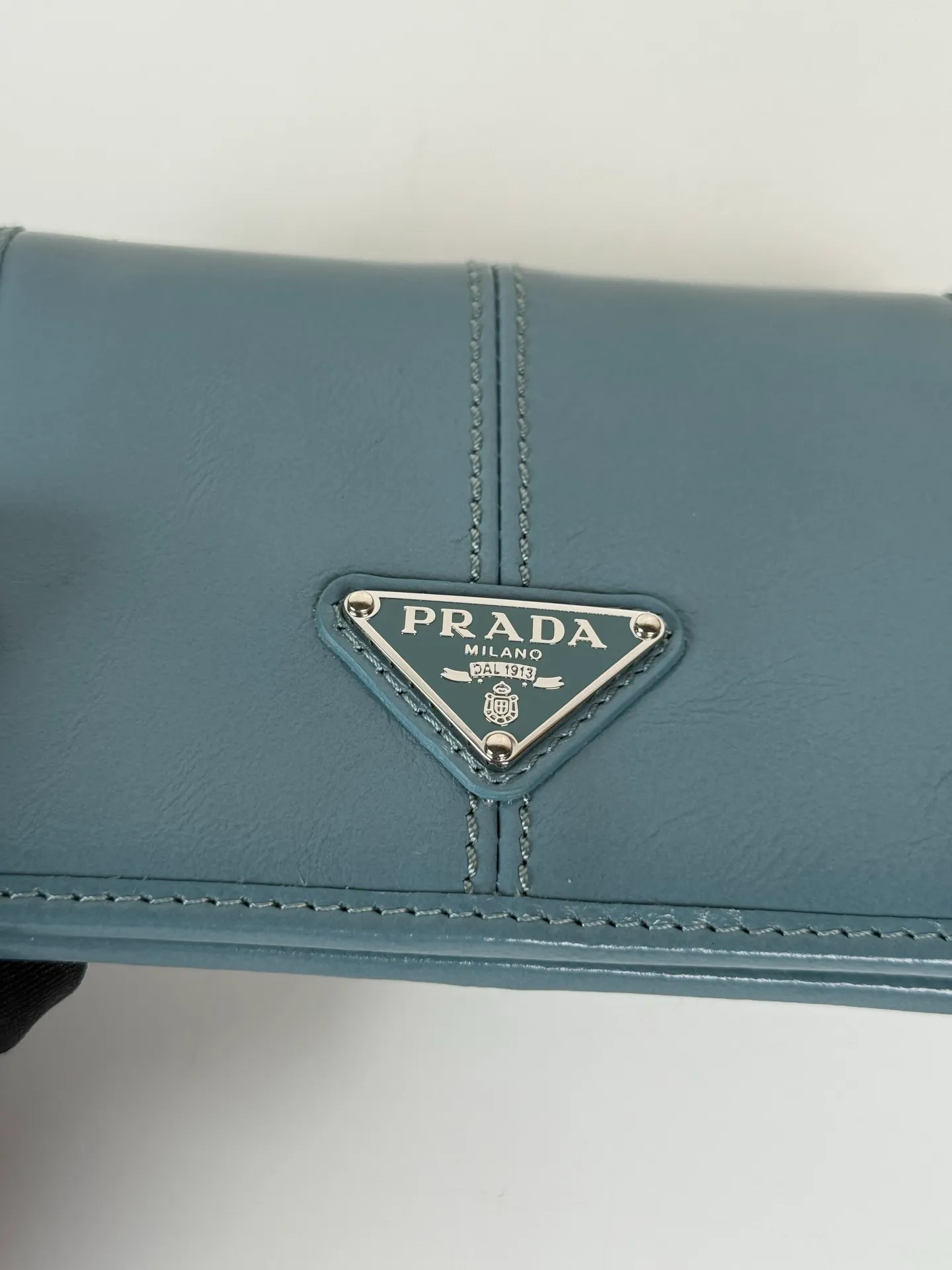 💰480, P Home ➡️Women's two-fold short clip, model 1M0204, blue waxed cowhide, length 11.2 height 9.5cm, simple and practical to enhance personal taste, 175 steel stamp