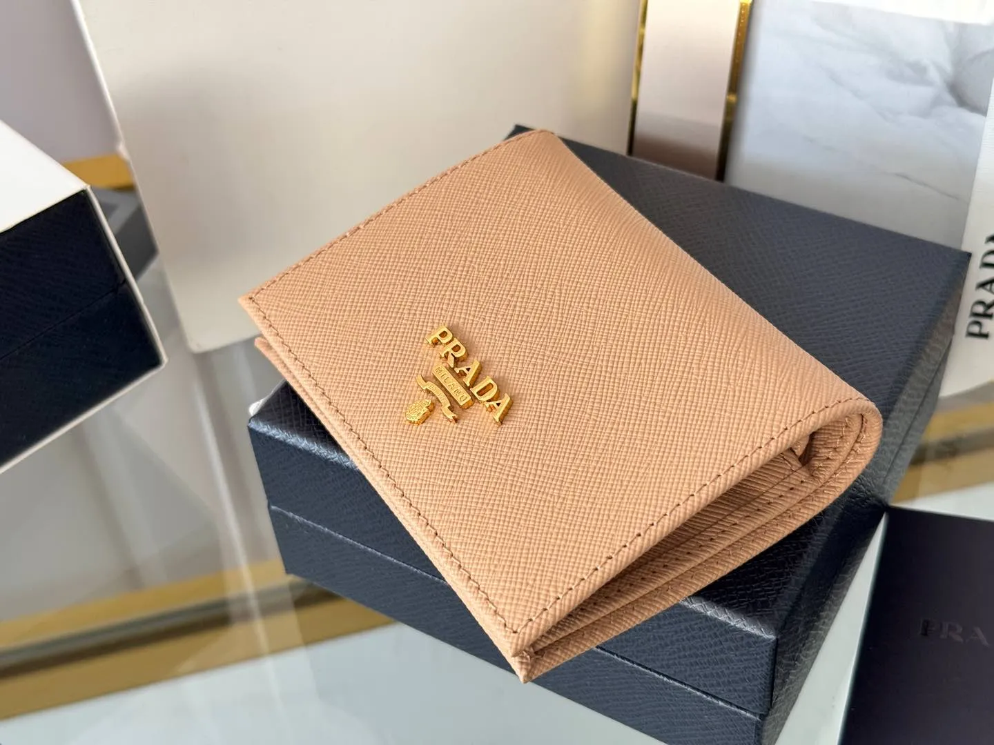 Prada women's two-fold short clip, with coin pocket and coin pocket. Model 1M0204, cross-grain cowhide. Size: 11.2x9.5cm. Simple and practical to enhance personal taste.