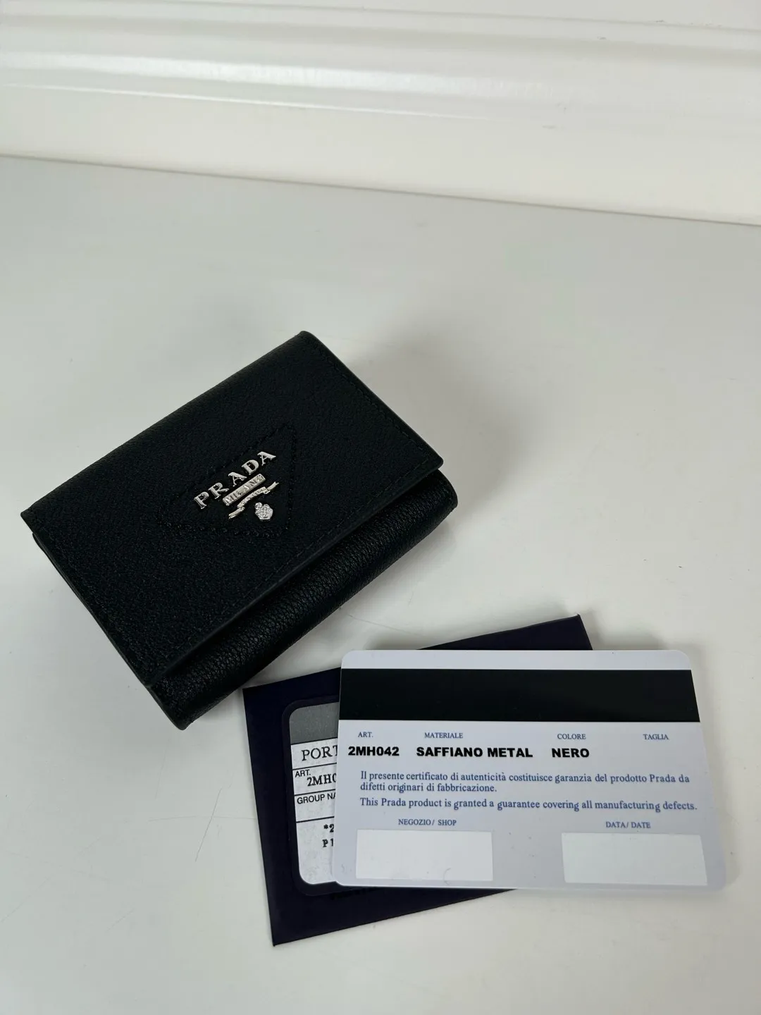 💰520, P Home ➡️ Mini tri-fold wallet for men and women, model 1MH042 black fine deer grain leather, length 9cm, height 6.5, one receipt compartment, three card slots inside, and one external coin pocket. The actual shooting quality is as shown in the picture