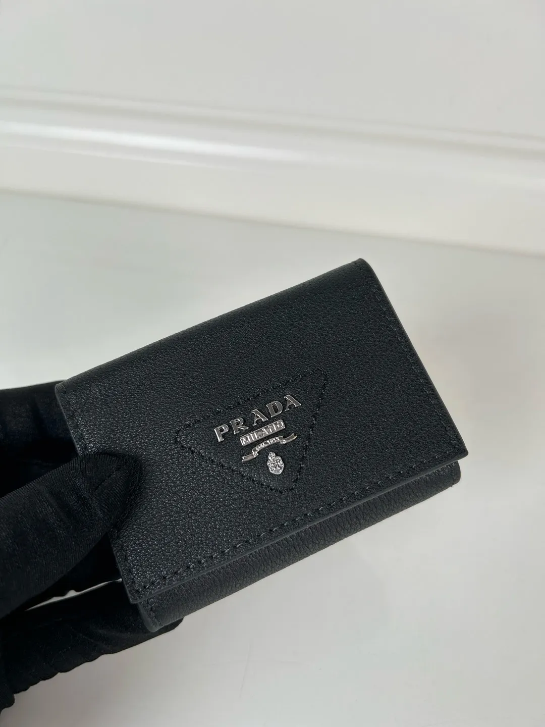 💰520, P Home ➡️ Mini tri-fold wallet for men and women, model 1MH042 black fine deer grain leather, length 9cm, height 6.5, one receipt compartment, three card slots inside, and one external coin pocket. The actual shooting quality is as shown in the picture