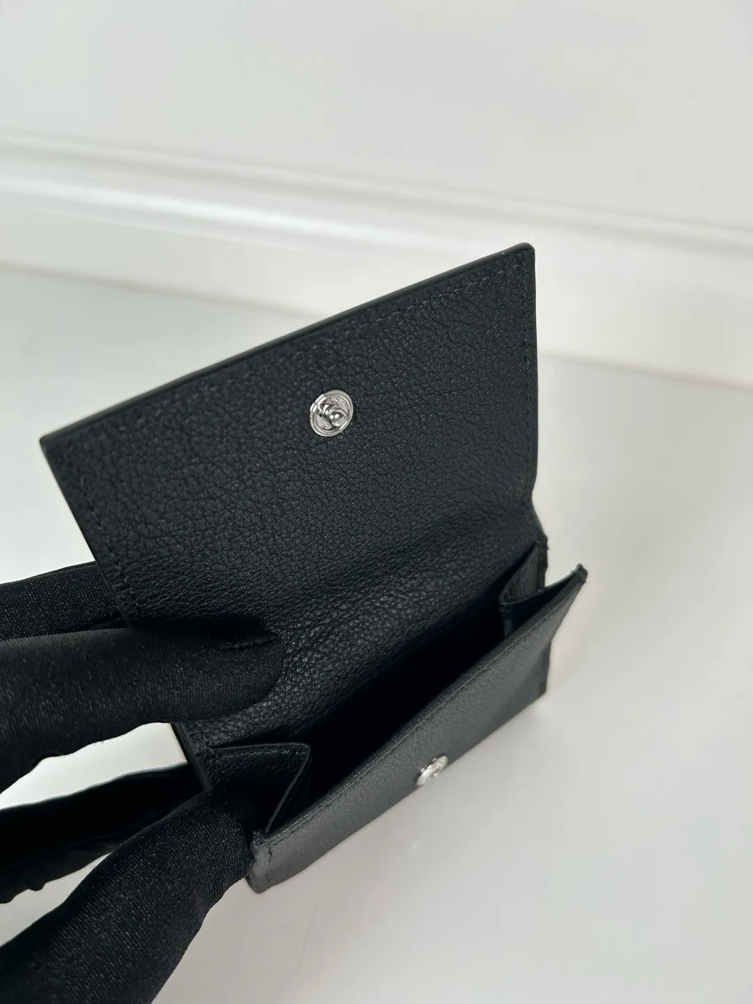 💰520, P Home ➡️ Mini tri-fold wallet for men and women, model 1MH042 black fine deer grain leather, length 9cm, height 6.5, one receipt compartment, three card slots inside, and one external coin pocket. The actual shooting quality is as shown in the picture