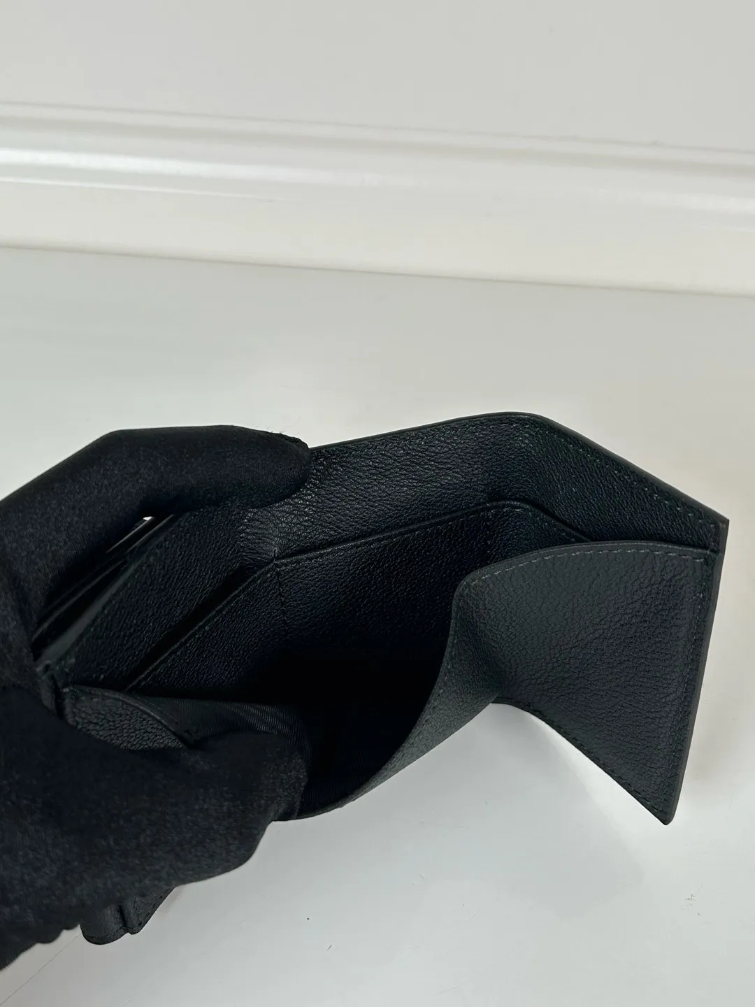 💰520, P Home ➡️ Mini tri-fold wallet for men and women, model 1MH042 black fine deer grain leather, length 9cm, height 6.5, one receipt compartment, three card slots inside, and one external coin pocket. The actual shooting quality is as shown in the picture