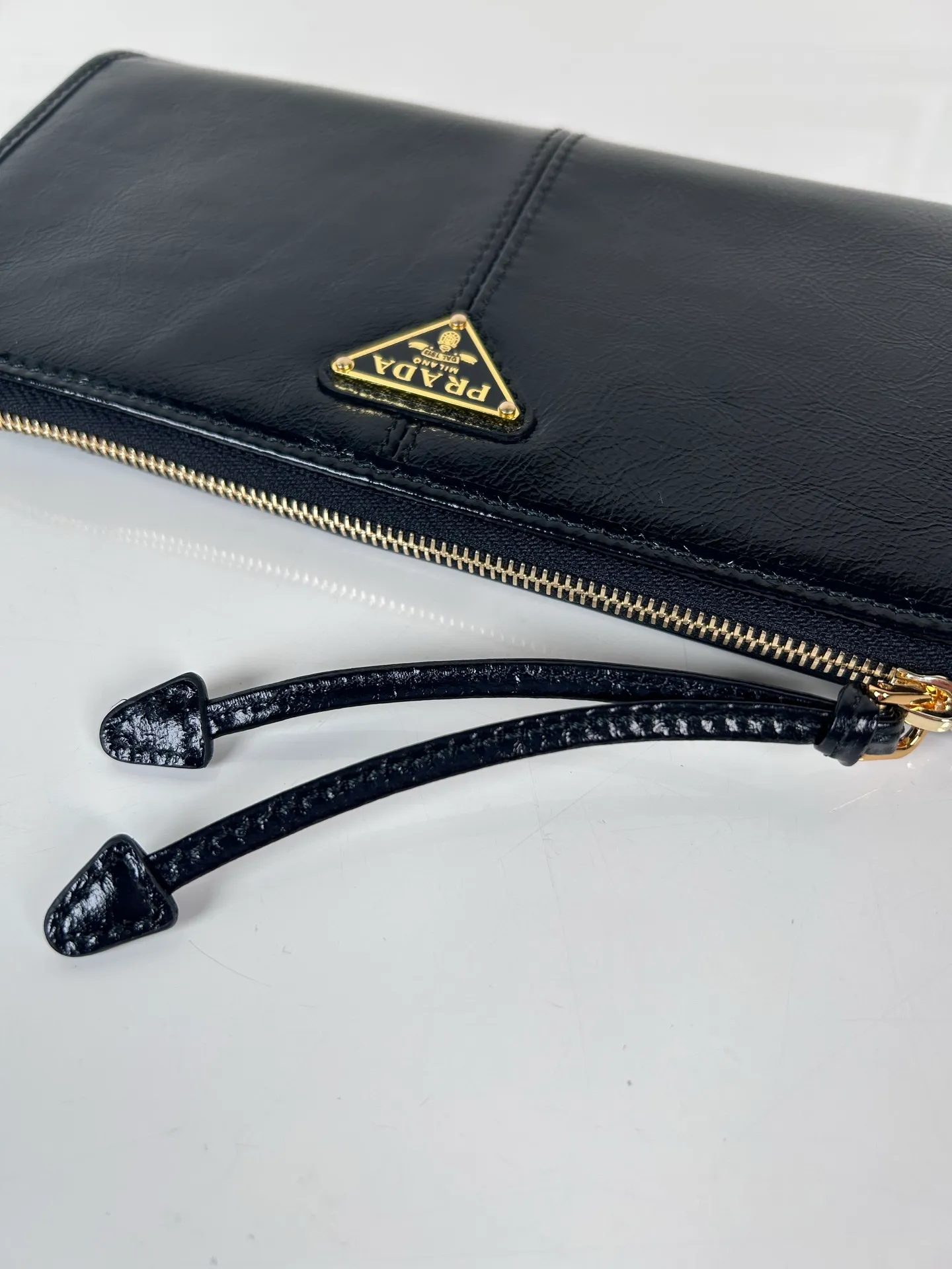 💰520, P Home ➡️Unisex pouch bag, this pouch is simple and exquisite, made of imported wax leather, with triangular metal logo and zipper closure. Model: 1MB051, size 20cm*10cm, 2 card slots, 1 leather lining