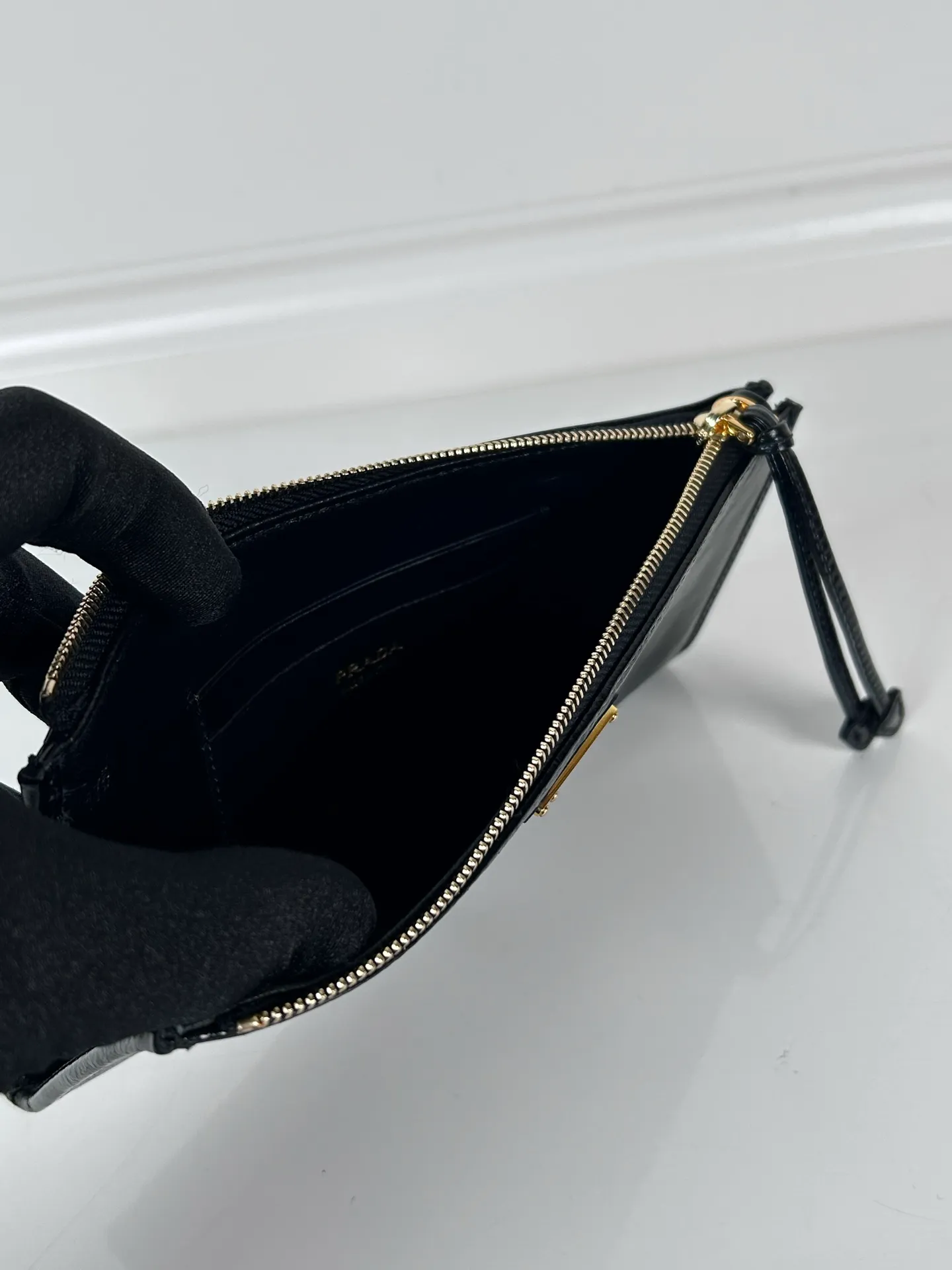 💰520, P Home ➡️Unisex pouch bag, this pouch is simple and exquisite, made of imported wax leather, with triangular metal logo and zipper closure. Model: 1MB051, size 20cm*10cm, 2 card slots, 1 leather lining